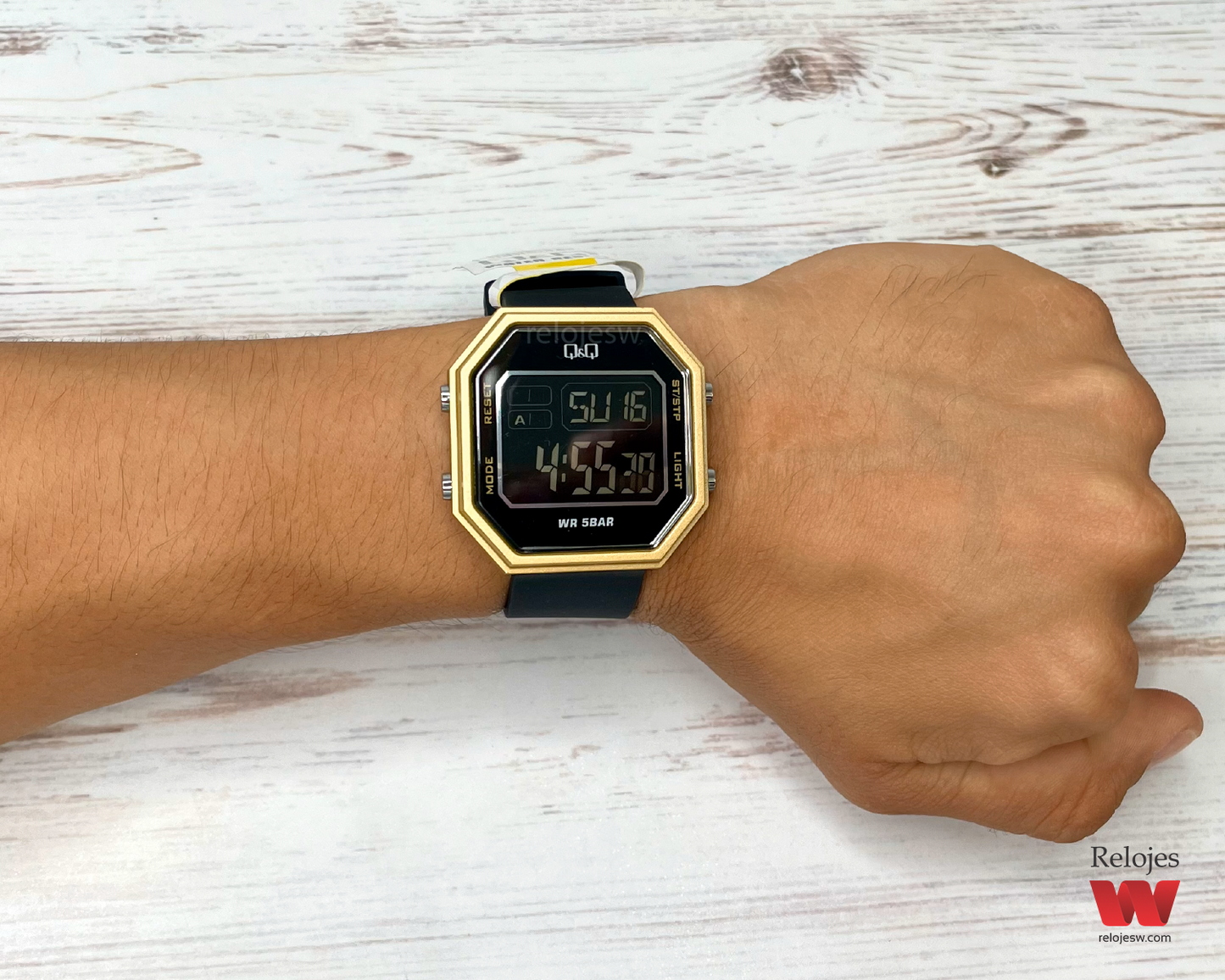 Reloj Q&Q Unisex Negro Dorado M206J004Y