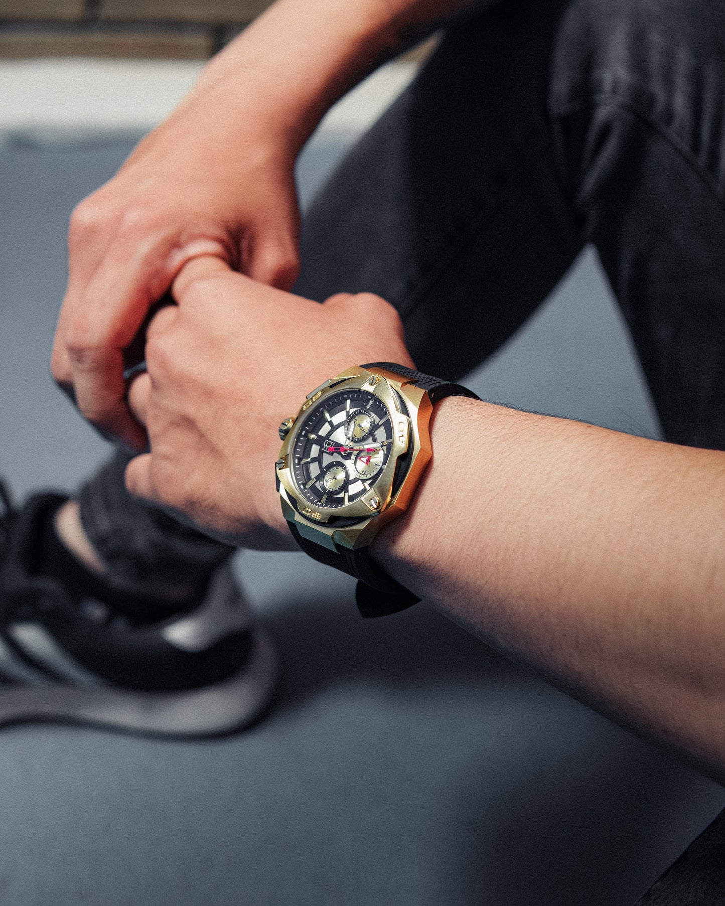 Reloj Yess Hombre Negro Dorado Y23043-4