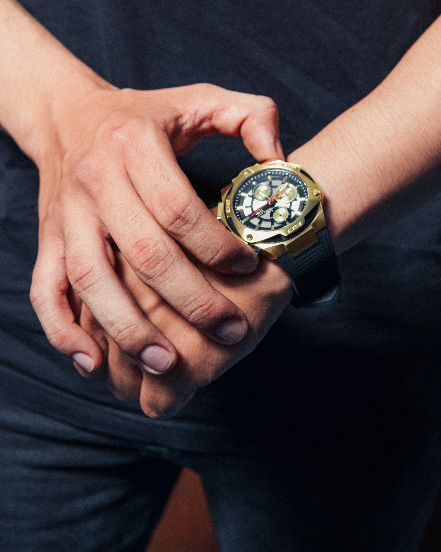 Reloj Yess Hombre Negro Dorado Y23043-4