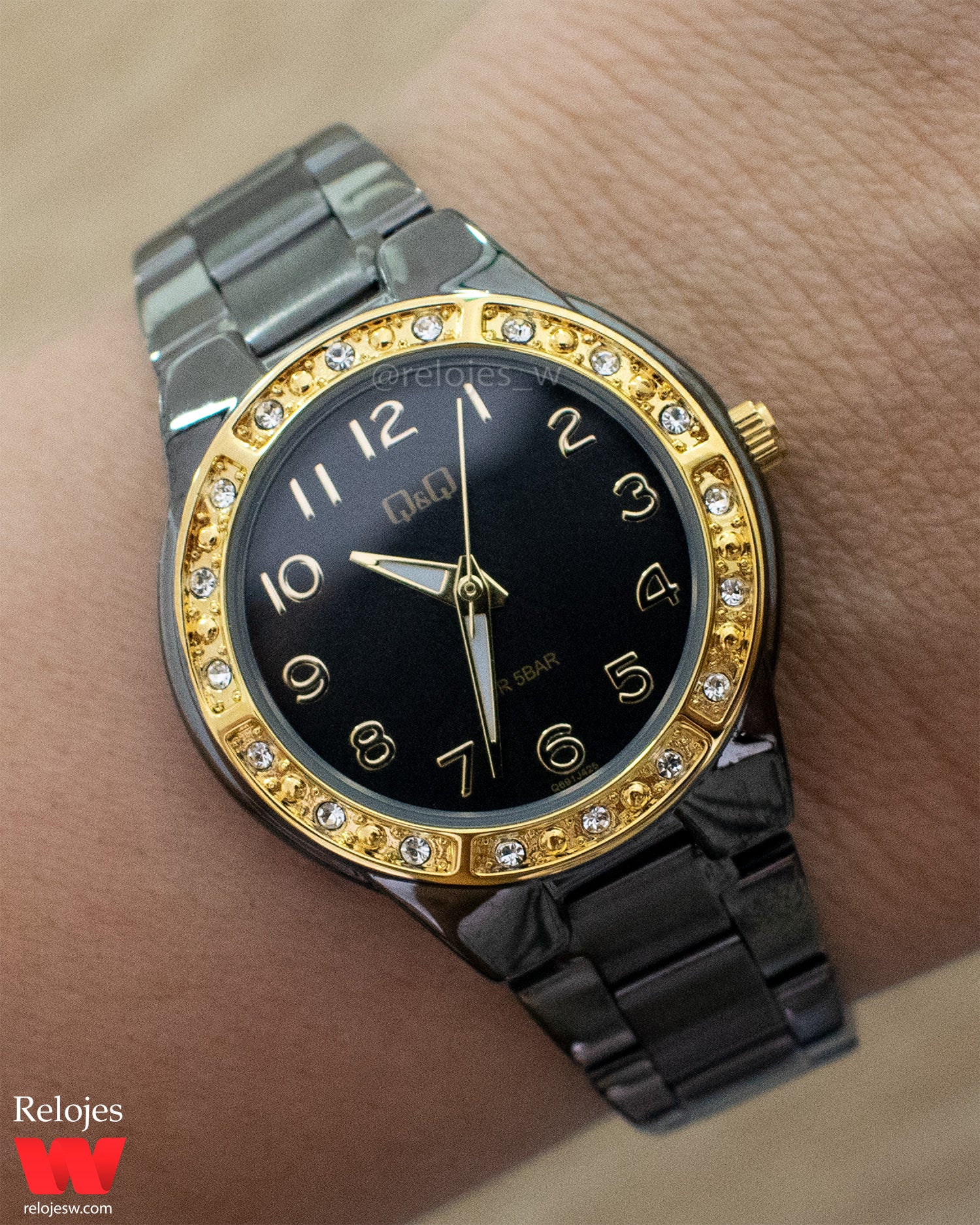 Reloj negro best sale con dorado mujer